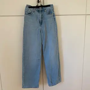 Ett par snygga Levis jeans i en så fin blå färg! De är vida i benen! W26 L31⚡️