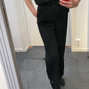 Raka svarta kostymbyxor  - Raka svarta kostymbyxor med resor i midjan, kan användas som både mjukis eller finaretillfällen, säljs då jag har andra likadana!