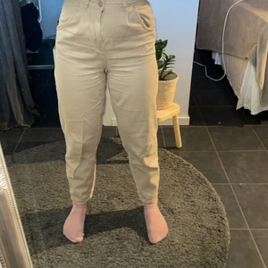 Beige jeans  - Säljer bästa sommar byxorna, sitter så bra men är för små för mig 🥲
