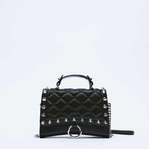 Zara - Säljer denna jätte snygga väska från Zara. Använd fåtalgånger är i nyskick. Köpte den på Zara i Stockholm för 399kr. Första bilden är lånad