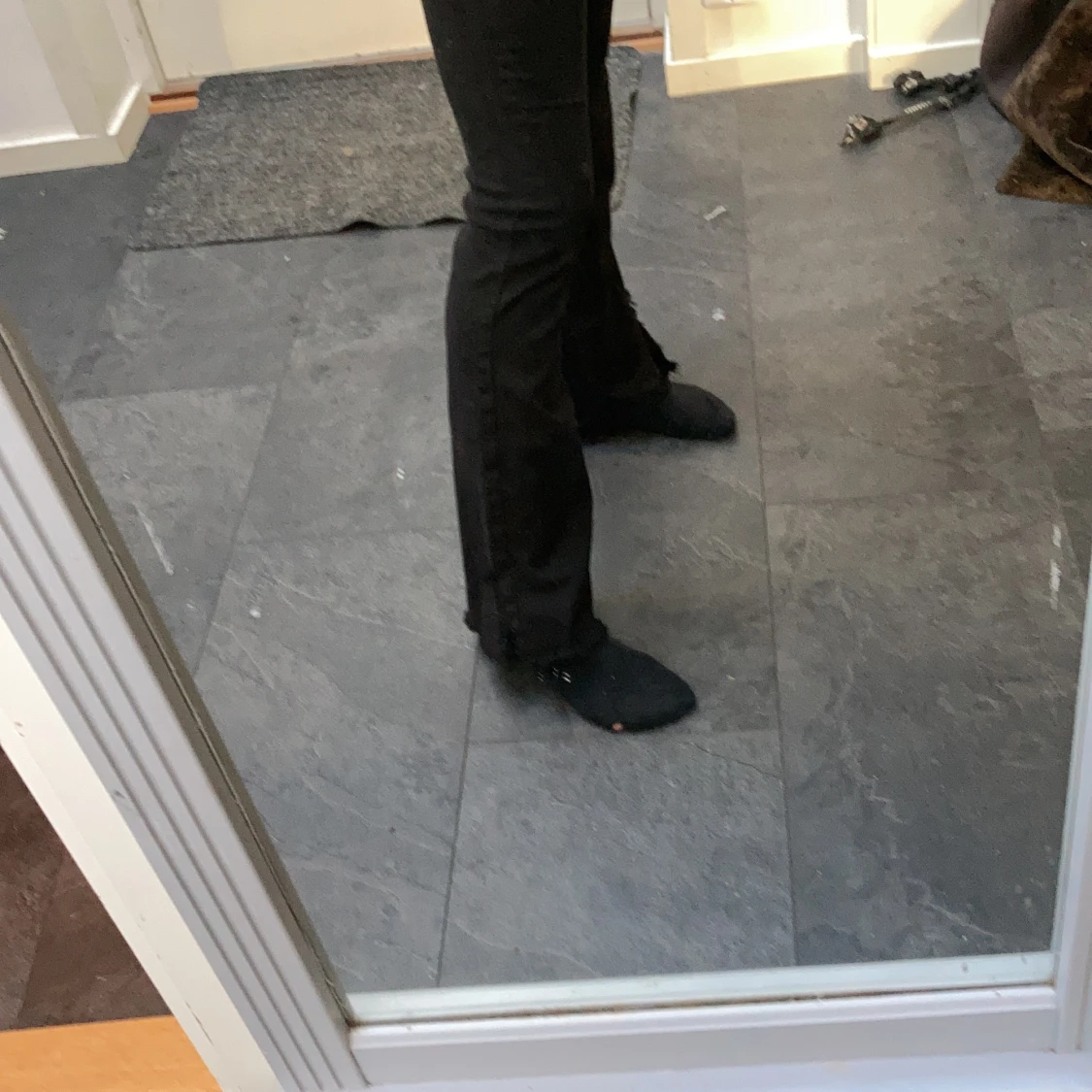 Svarta jeans med slits  - 90