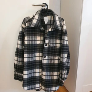 Tunn jacka - Säljer den här tröjan/jackan från h&m. Den är i storlek M och är endast använd några gånger så den är i nyskick. Köp direkt för 80kr + frakt. Fraktar med postnord spårbar för 66 kr.