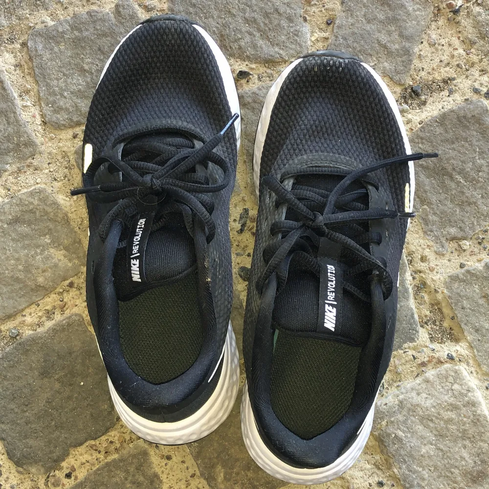 Hej! Jag säljer dessa fina svarta Nike skor pga för små för mig💗sitter också bra till allt💗pris kan diskuteras!💗. Skor.