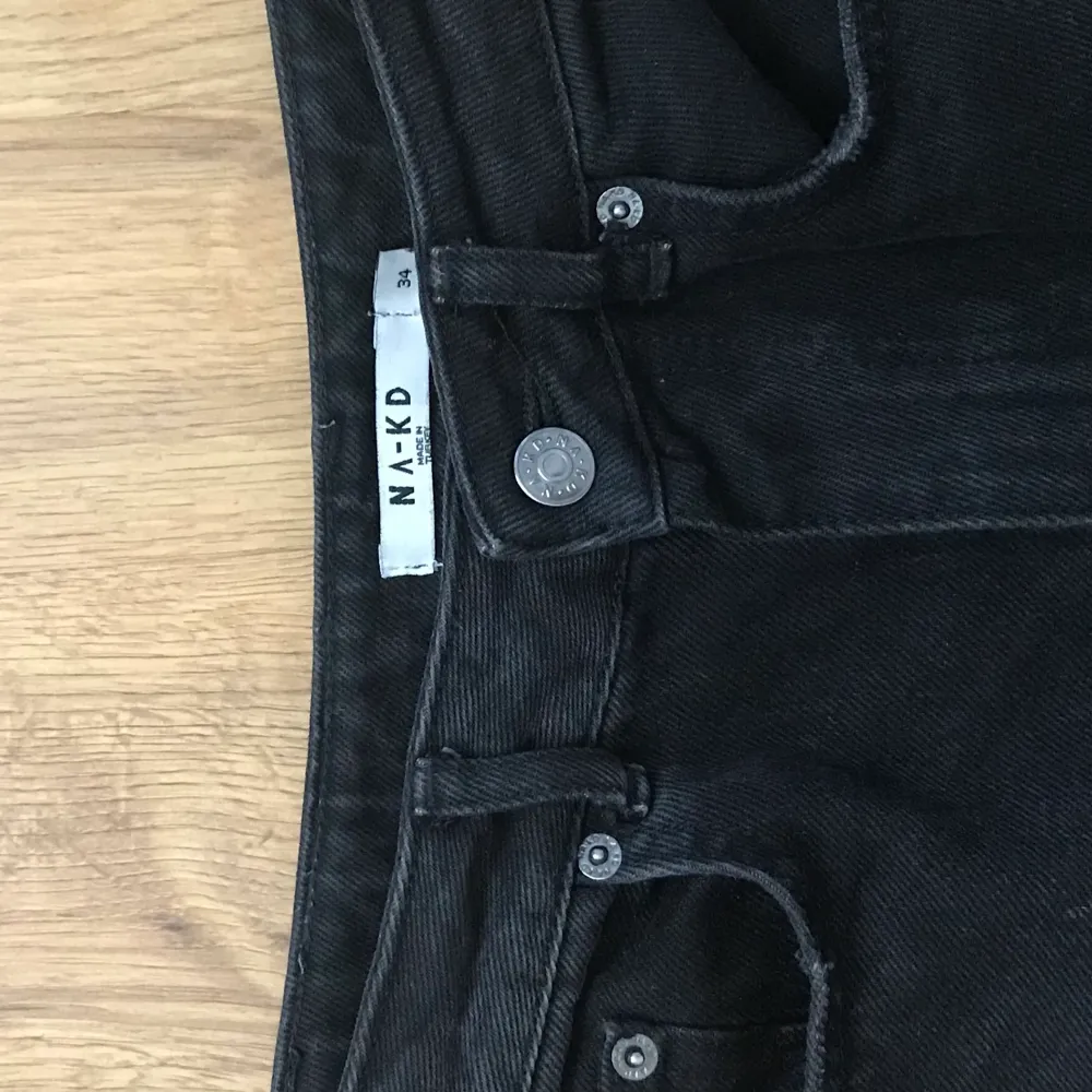Jättesnygga raka svarta jeans med hög midja från NA-KD. Storlek 34, passar XS (möjligen S också). Byxorna är välanvända men i bra skick i och med kvalitén. Säljer endast för att de blivit för små. Köpta för 400kr ungefär. Köparen står för frakten. . Jeans & Byxor.