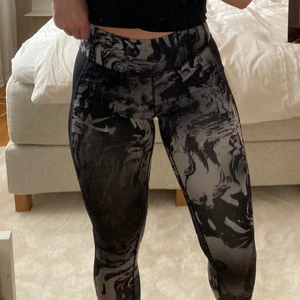 Nike tights  - Storlek S men skulle nog säga att dom passar mer som en M. Band i midjan så man kan knyta åt samt en ficka där bak där man kan ha nycklar eller liknande. Dry fit material 