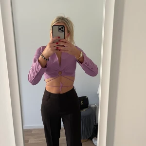 Topp - Topp från zara som man kan knyta på lite olika sätt. Såhär föredrar jag! Knäpps med dragkedja i sidan. Aldrig använd med prislapp kvar 