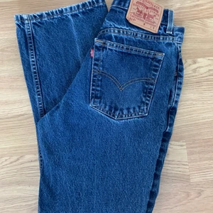 Mörkblå Levis jeans - Mycket fina mörkblå Levis jeans! Säljer pga för små för mig, de är använda ett få tal gånger men i mycket bra skick. Storleken på dessa är oklar men mätte jeansen och måtten är:  Innebenslängd: 72cm, midjemått: 80cm Kan mötas i Stockholm, annars står köparen för frakten. Utropspriset är 250kr, budgivning sker i kommentarerna. Annars köpa direkt för 400kr.