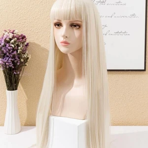 Blond peruk - Säljer denna fina blonda peruk som jag bara har testat! Inte riktigt hår utan syntet (tror jag). Fint och ser naturligt ut när man fixar till det lite. (Håret är ganska långt) 