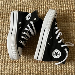 Converse  - Säljer mina oanvända converse med platå i strl 36. Nypris 900:) 