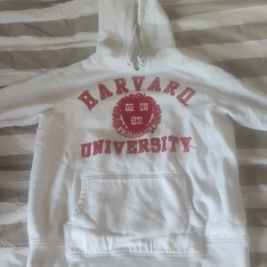 Harvard hoodie - Säljer en hoodie från Hm med Harvardtryck för den inte kommer till användning längre. Använd typ 10 gånger. Skriv om ni vill ha fler bilder eller köpa, spårbar frakt💕🥰