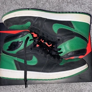 Jordan 1 high pine green 2.0 - Jordan 1 high pine green 2.0/  storlek 44,5/ skick 6, 7/10 / dom är rätt så använda finns liv kvar. Allt finns som låda och snören.