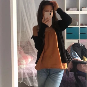 solbrun topp, linne - säljer mitt fina somriga linne i en solbrun färg som inte kommer till användning, kom privat för fler bilder!