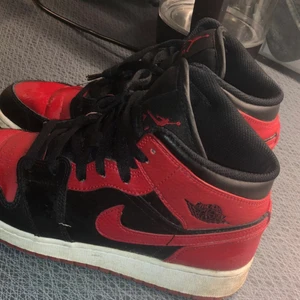 Nike Jordans 1  - Storlek 39. Använda mycket men ändå i bra skick. Creasade. Köpte för 1900kr och säljer för högsta bud. Fraktar för 90kr.