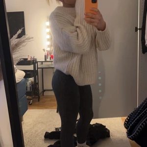 Stickad tröja💕💕 - Säljer denna super gosiga stickade tröjan som är i en cremevit färg!💕 Är i en storlek L men sitter snyggt oversize. (Köparen står för frakt)
