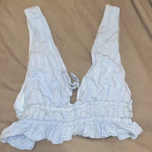 Ljusblå topp  - Säljer en ljus blå topp eftersom jag inte använder den! 💌 köpare står för frakt 