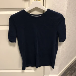 Basic mörkblå t-shirt  - En Basic mörkblå t-shirt från HM. Frakt tillkommer 