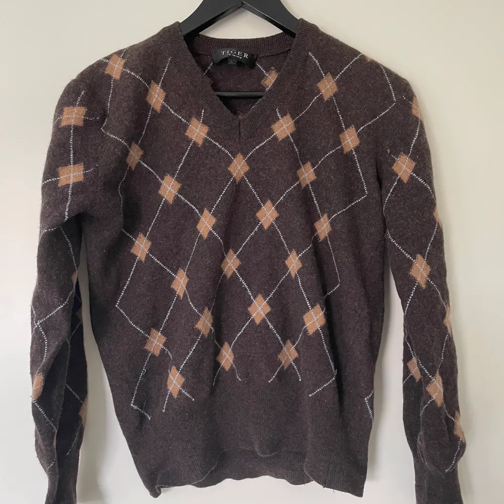 Jättesöt vintage pullover, från tiger of sweden. Står att det är en L men misstänker att den krympt i tvätten så den är snarare S/XS. Jag är medium och tycker den har rätt tight passform på mig. Väldigt fint skick i övrigt, speciellt med tanke på att den nog har några år på nacken! Frakt tillkommer, kan eventuellt mötas upp i gbg :). Stickat.