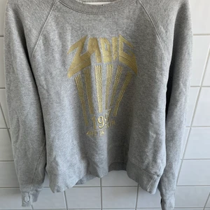 Zadig & Voltaire Sweatshirt grå - Säljer min Zadig sweatshirt pga använder inte längre. Köpt 2018 för 1300 kr. Använd: medel. Sitter oversized. Tröjan har design där det finns små slitningar och tummhål (se bild)