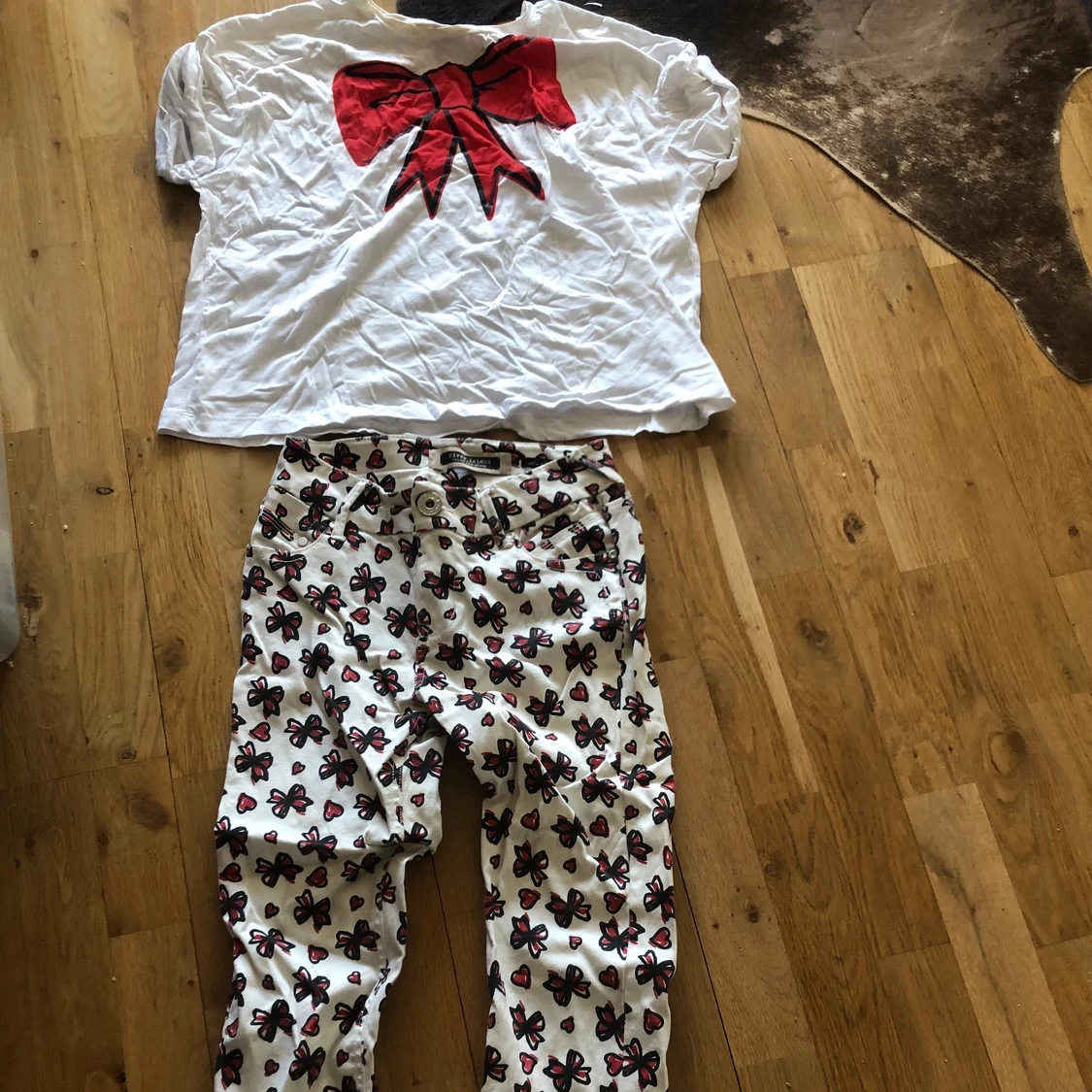 Set Jeans och t-shirt med rosetter 34