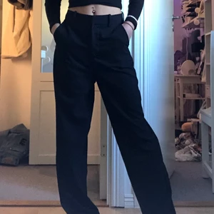 Svarta kostymbyxor  - Säljer mina svarta lågmidjade/midrised kostymbyxor från Nelly då de inte passade mig och returtiden har gått ut. Endast provade och lappen finns kvar. Kom privat för frågor eller intresse. Har inga egna bilder just nu men kan fixa ifall någon vill se! Pris kan diskuteras. Prislappen finns kvar!!