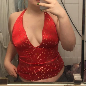 halterneck topp - jättefin halterneck topp som jag sytt om för mer urringning. jag har m/l men den är lite tight, tjockt ostretchigt tyg så skulle säga s/m. möts sthlm eller +frakt