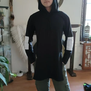 Den är M kostar 150kr - Raltivt nytt plagg men använder den bara inte passar perfekt till olika svarta jeans. 
