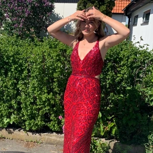 Intressekoll på min älskade balklänning  - Tänkte se om det finns något intresse för min älskade balklänning från pink & pourple i malmö som jag köpte för 2 år sedan. Den är helt unik och finns bara 1 i varje strl. Det är strl 36 men passar även 38. Köpte den för 2500kr och kan tänka mig sälja för 1500/2000kr. Den går endast att hämta hos mig / eventuellt att jag möter upp någonstans i Skåne - eftersom att den är ganska tung pågrund av paljetterna. Skriv gärna till mig om det finns ett intresse 