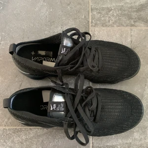 Nike Vapormax Flyknit 3 (herr)  - Nike Vapormax Flyknit 3 som inte passade mig i storlek, har använt dem nån gång men inga märken eller något sånt på dem. I princip oanvända. Köpte dem för 2250 och ligger runt de priset idag.