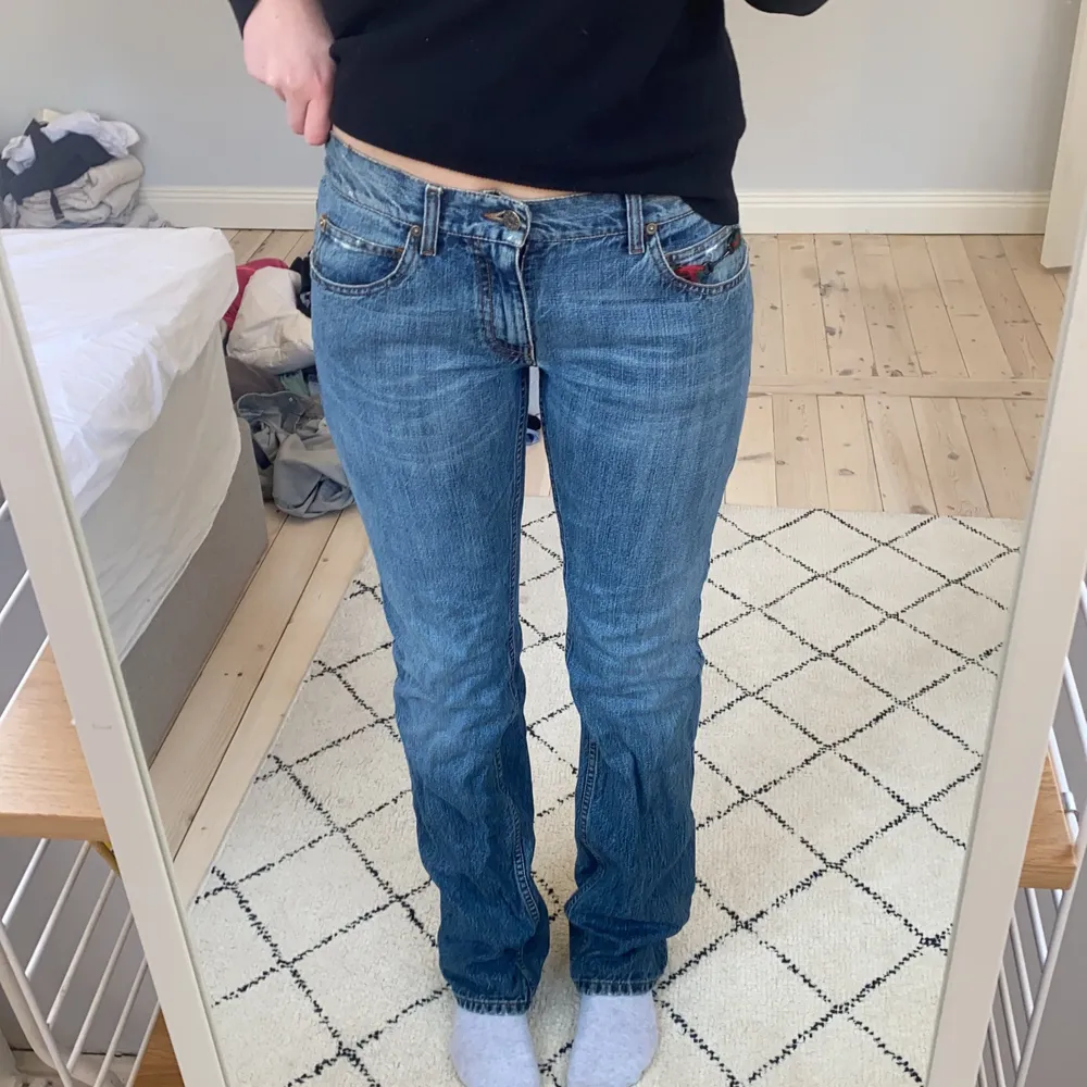 Lågmidjade jeans från Gucci . Långa på mig som är 177. De är i storlek 46 men skulle säga 38 . Jeans & Byxor.