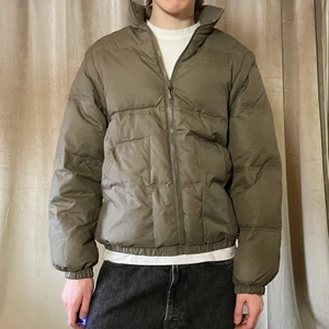 Olivgrön jacka - Olivgrön puffer jacka. Som även kan göras till en väst. Jätte bra skick och fin fit. Jag är 182cm lång. Frakt tillkommer på 66kr (postnord spårbart)