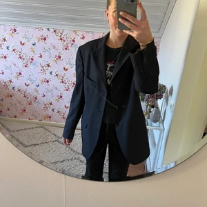 Oversized kavaj - Snygg kavaj från Massimo dutti vintage köpt. Använt ett fåtal gånger. Super snyggt ha en t-Shirt under bara eller ett linne med jeans eller kostymbyxor. Kavajen är i storlek M/L 