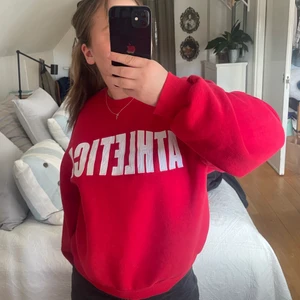 Röd sweatshirt  - Superfin sweatshirt från Gina som aldrig kommer till användning! Storlek M men sitter snyggt oversize på mig som är en S! Finns inte att köpa längre
