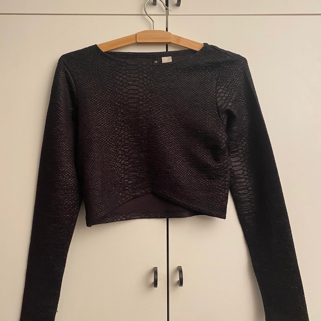 Crop top med ormmönster - 90