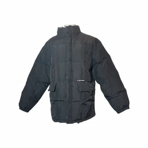 Dunjacka Tommy Hilfiger - Produktinformation  Fodrad jacka Hög krage Dragkedja Sidofickor Lång modell Regular fit/normal passform Storlek L/52  Skick 4/5