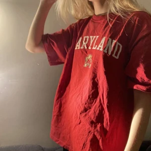 Adidas t-shirt från Beyond Retro - Så cool t-shirt köpt på beyond retro med texten Maryland. Riktigt bra skick! Säljer endast då den inte kommer till användning. Priset kan diskuteras. Kan mötas i Stockholm ❤️