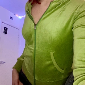 Zip up hoodie - Supersöt zip up hoodie i grön sammetstyg, står storlek M på lappen men sitter mer som en S. Pris kan diskuteras<3