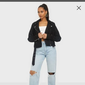 ”Mocka”jacka Zara - Militärgrön ”mocka” jacka från Zara. Använd endast några ggr, ser ut som ny! Kan mötas upp eller skickas (frakt tillkommer) nypris 599