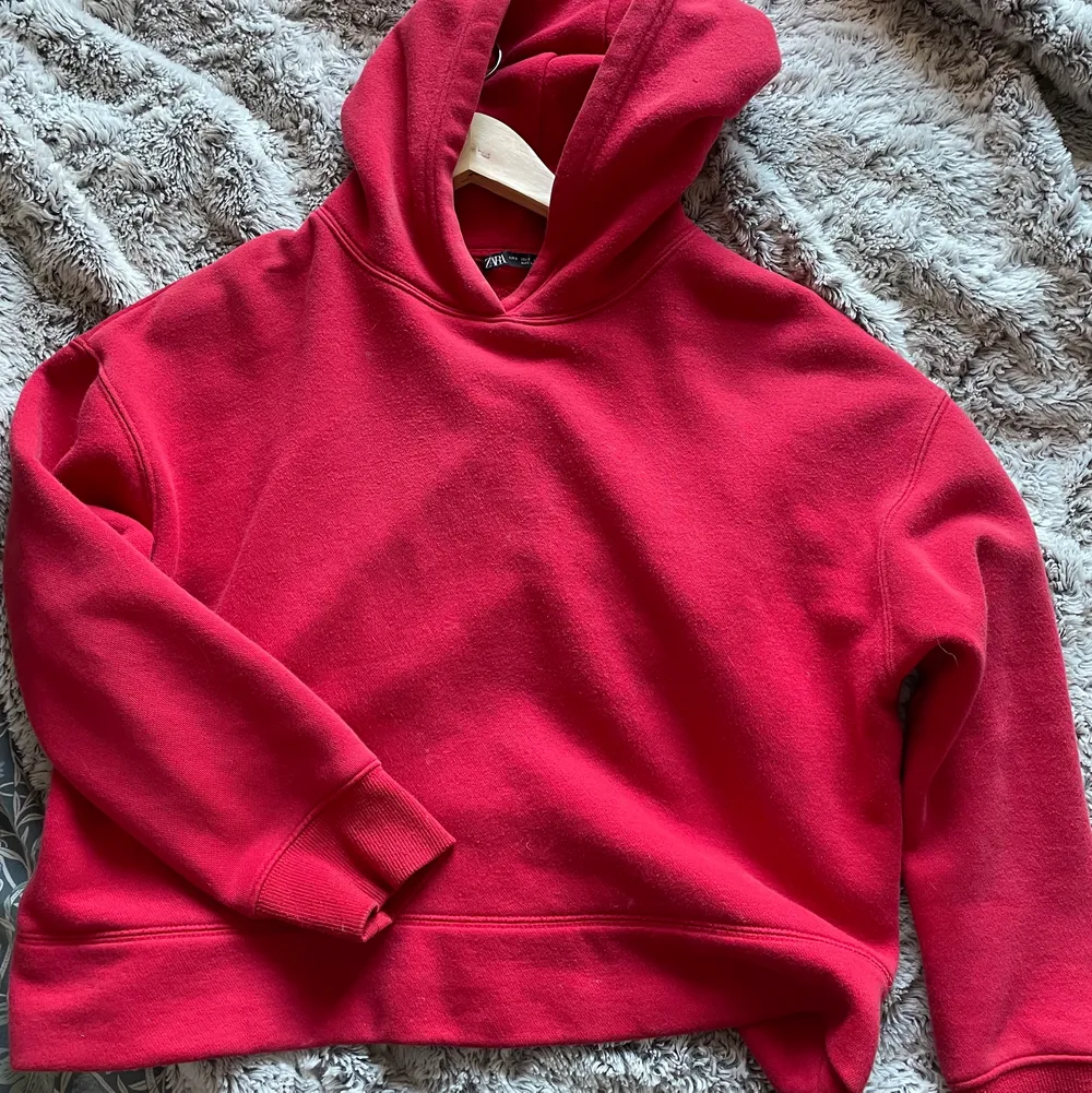 Säljer denna jätte fina röda hoodien från ZARA. Den har någon lite fläck på sig och är inte söker på att den går bort. Men skulle inte säga att man lär märke till den så jätte mycket på🥰. Tröjor & Koftor.