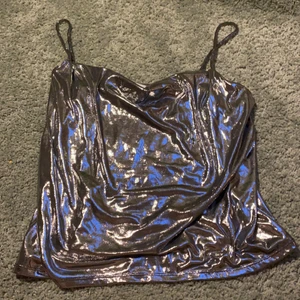 Metallic topp från hm - Metallic topp från hm, knappt använd. Storlek M.