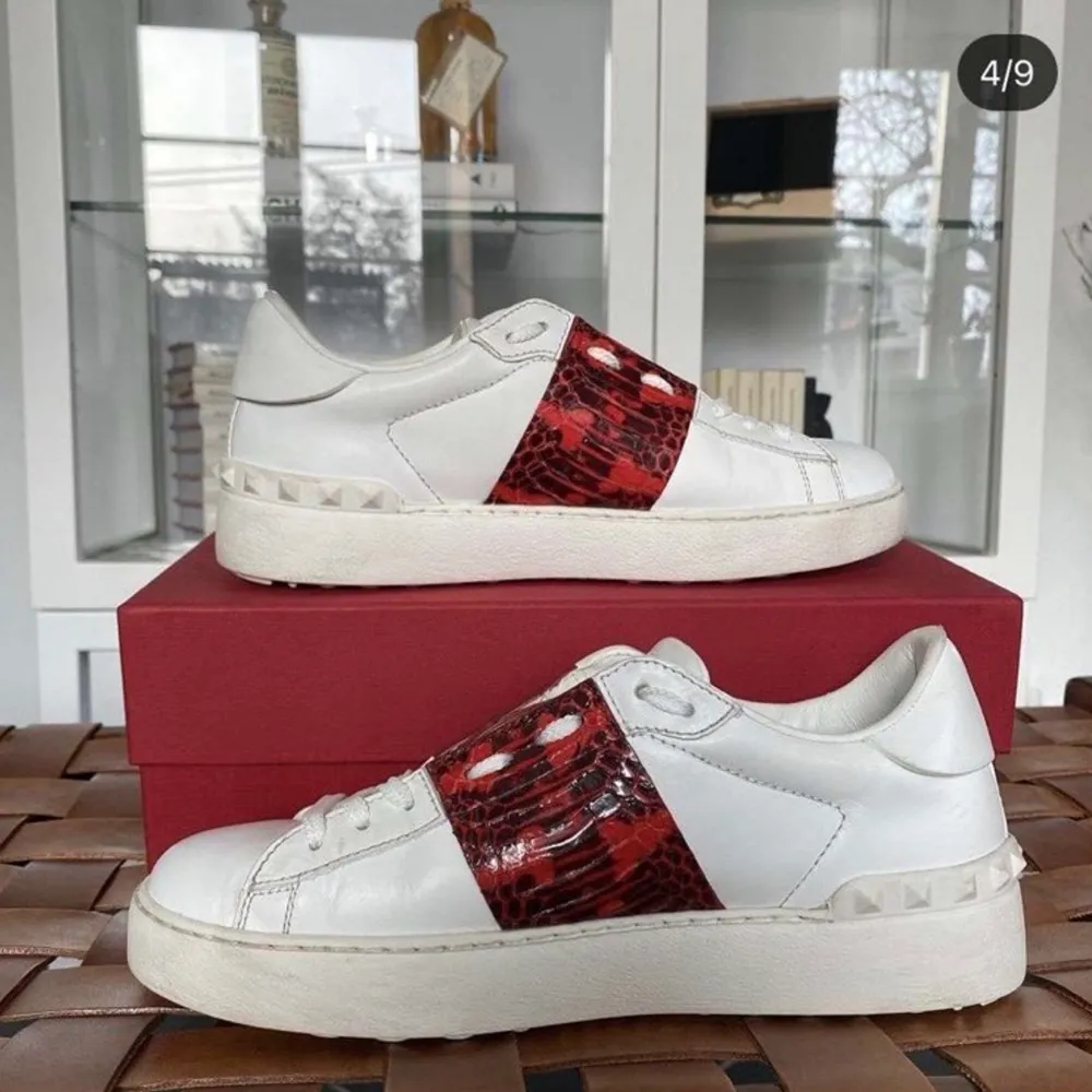 Intressekoll på mina limited edition valentino skor, köpta för ca 7000kr buda från 2000kr. Skor.