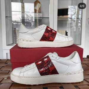 Intressekoll på mina limited edition valentino skor, köpta för ca 7000kr buda från 2000kr