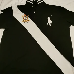 Ralph Lauren tröja  - Jättesnygg Ralph Lauren tröja som köptes för ca 2000 på Johnells eller Care of Carl. Den är sparsamt använd och har ej några skador. 100% äkta. Kolla i min profil för att se fler liknande tröjor från samma märke. Kontakta mig vid paketpris mm. Köpare står för frakt 