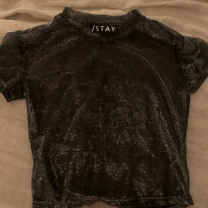 Fest topp - Säljer den här fina fest t-shiet, perfekt till nyår💗 