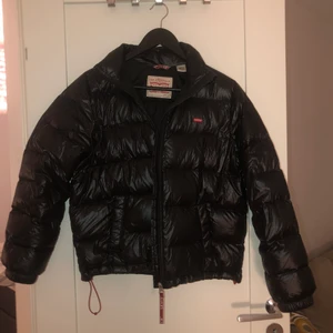 Glansig puffer jacket - Säljer min glansiga Levis jacka som är helt oanvänd eftersom den inte kommer till användning.☺️