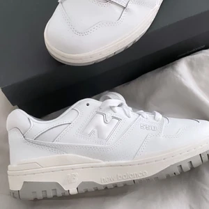 New Balance 550 - Säljer mina helt nya 550 pga för små. Sjukt snygga. Vid snabb affär står jag för frakten😃😃😃 Köpta på restocks, ordinarie pris 2320 kr