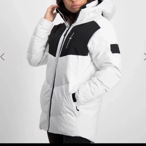 sailracing jacka - intressekoll på min sail jacka! den har en pytte liten fläck som inte går bort i tvätten men den skyms knappt och sitter nära fickan. lite smutsig men tvättar innan jag postar, kom privat för bilder! storlek 170/s. den har lite smuts på insidan men eftersom det är på insidan syns det ej.KÖP DIREKT FÖR 1500!!!!!