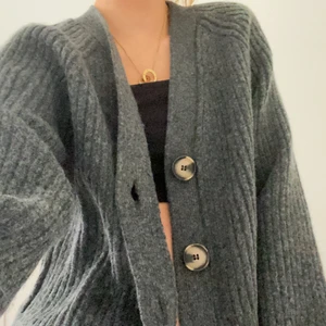 Grå kofta - Säljer denna gråa stickade koftan från HM💕💕💓 Aldrig använd!