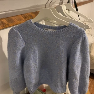 Blå stickad tröja från zara - En blå stickad tröja från zara i ett jättebra och fint skick! Storleken är M men är liten i storleken så jag skulle säga att den är som en XS/S. Kolla på bild nr 3 för att se en bild på tröjan med blixt. Köparen står för frakten!