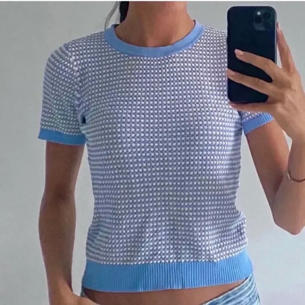 Säljer min knit topp från Zara i strl M men den passar xs-m❤️❤️. T-shirts.