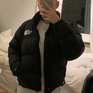 North face jacka - I nytt skick, inga hål eller fläckar osv:) den perfekta vinterjackan💓köpt för 2995kr